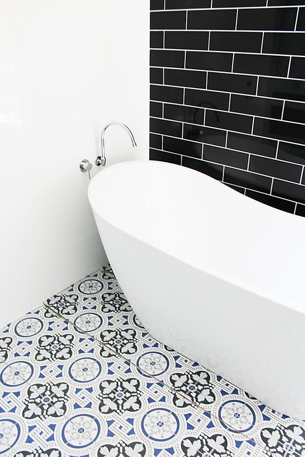 ¿Cómo limpiar el suelo de un baño y sus azulejos?
